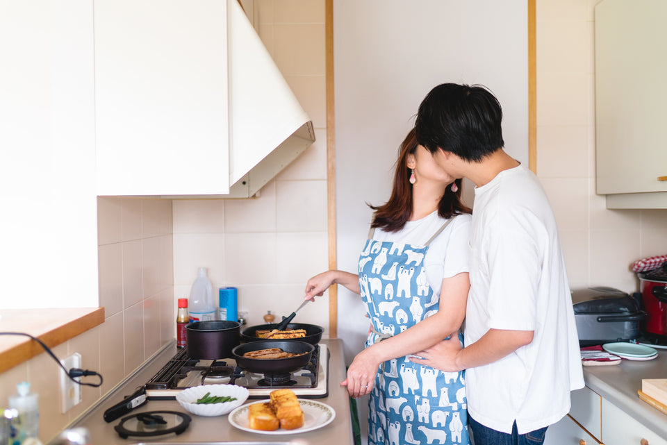 files/two-people-share-a-kiss-in-the-kitchen-cooking.jpg